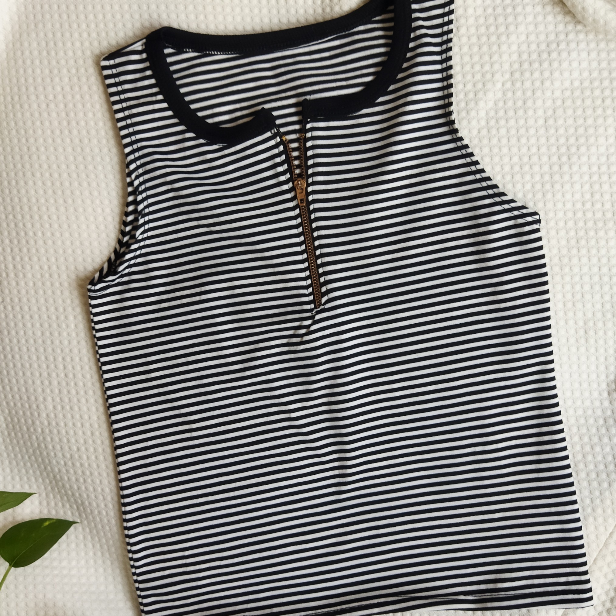 کراپ تاپ نیم زیپ راه راه  زنانه