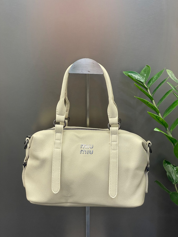 کیف دستی و دوشی زنانه کرم روشن مدل Miu Miu با بند بلند و یراق دودی