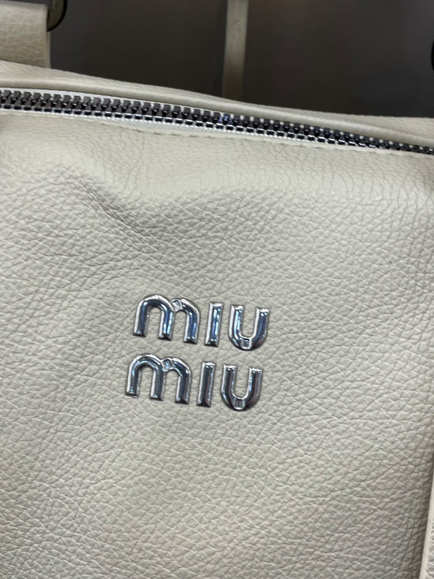 کیف دستی و دوشی زنانه کرم روشن مدل Miu Miu با بند بلند و یراق دودی