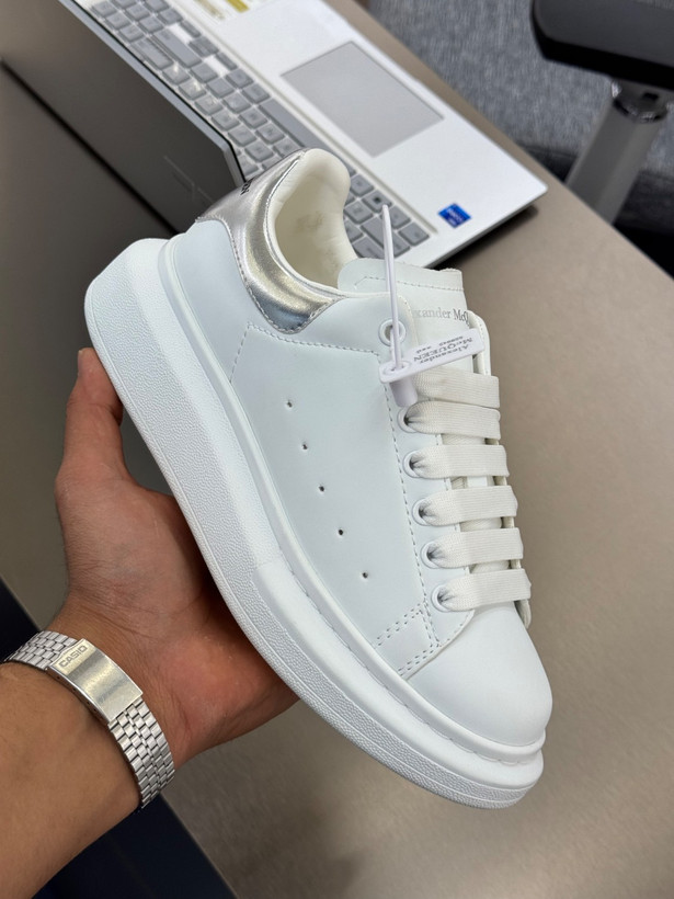 کتانی زنانه الکساندر مککوئین مدل Oversized سفید با پشت نقرهای