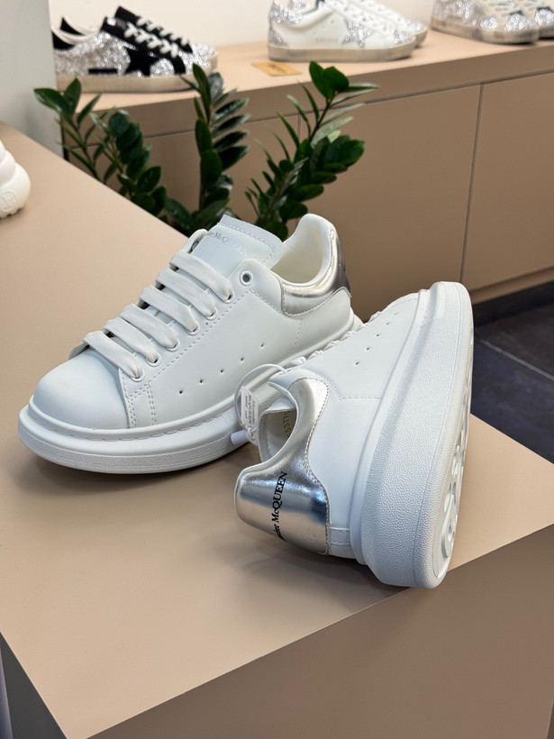 کتانی زنانه الکساندر مککوئین مدل Oversized سفید با پشت نقرهای