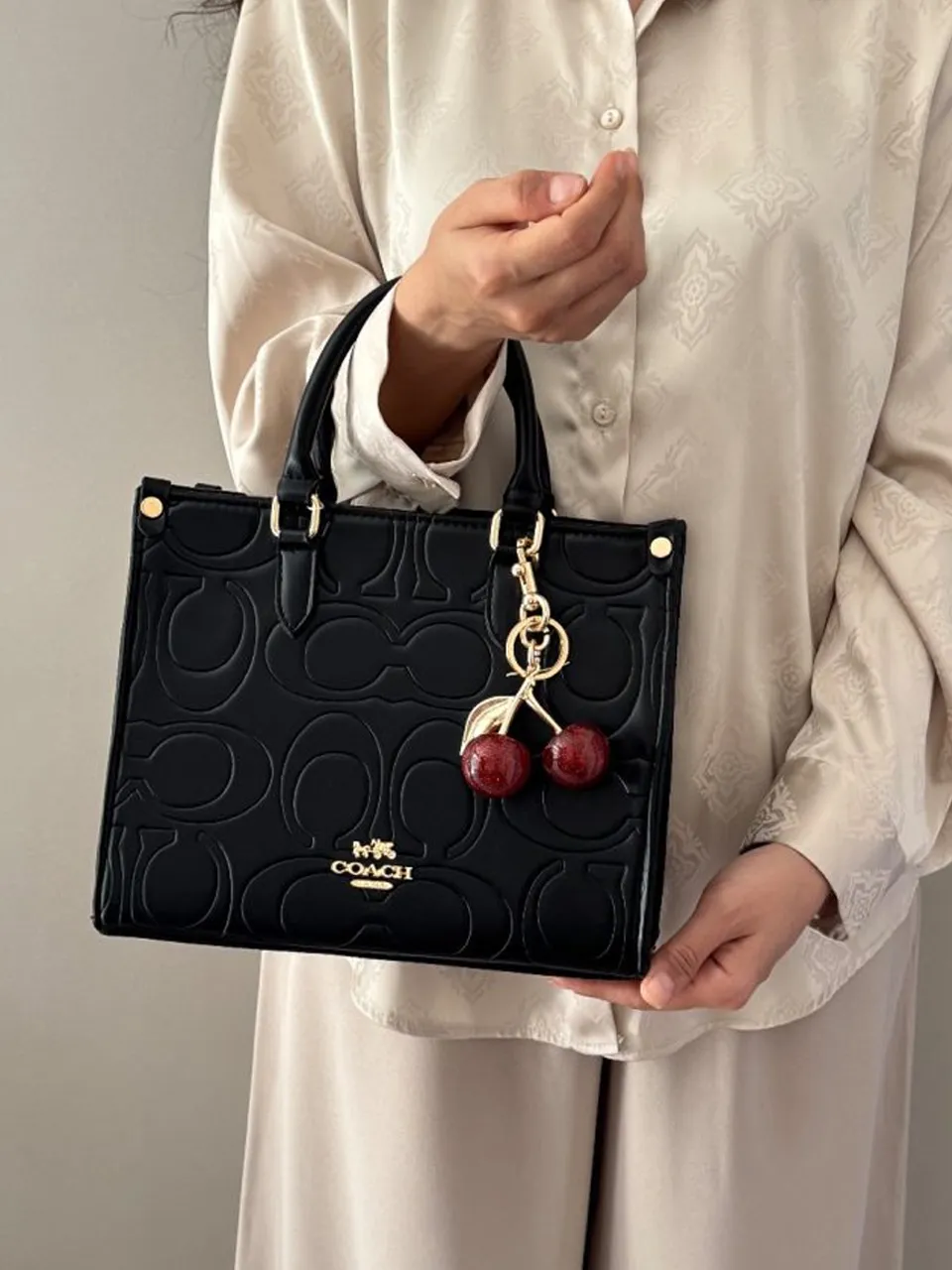 کیف زنانه کوچ کلاسیک با آویز گیلاس کد 496