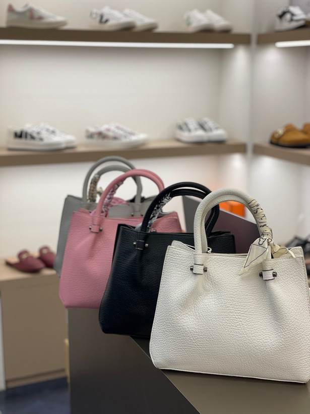 کیف دستی زنانه چرمی مدل کلاسیک با اسکارف تزئینی