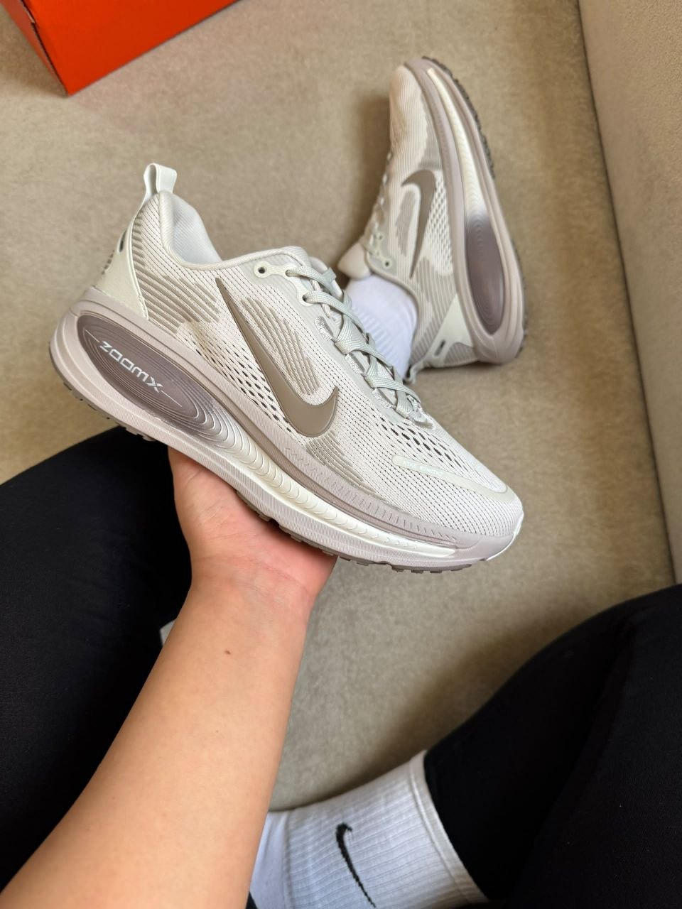 کتونی زنانه نایک رانینگ ومرو کرم-موکاNike Vomero18