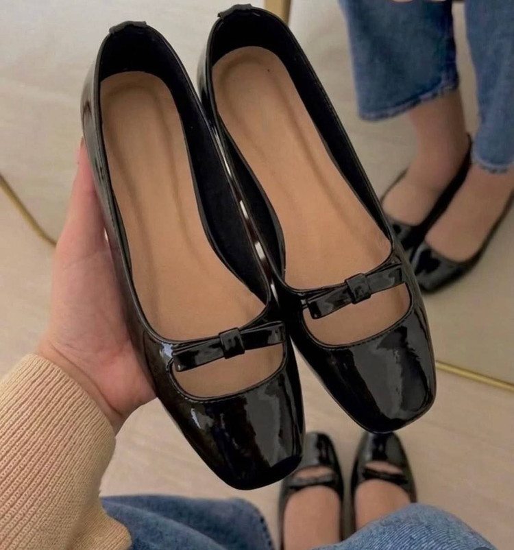کفش بالرین زنانه ورنی با طراحی پنجرهای