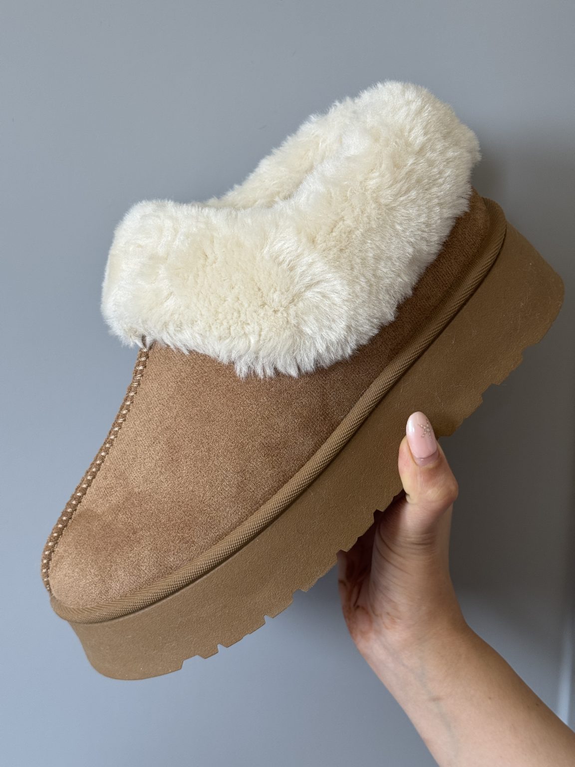 بوت-آگ-لژدار-زنانه-رنگ-شتری-خزدار-طرح-ugg