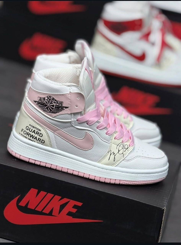 کفش ساقدار نایک ایر جردن ۱ طرح شیکاگو ۱۹۸۴ (Nike Air Jordan 1 High Chicago 1984)