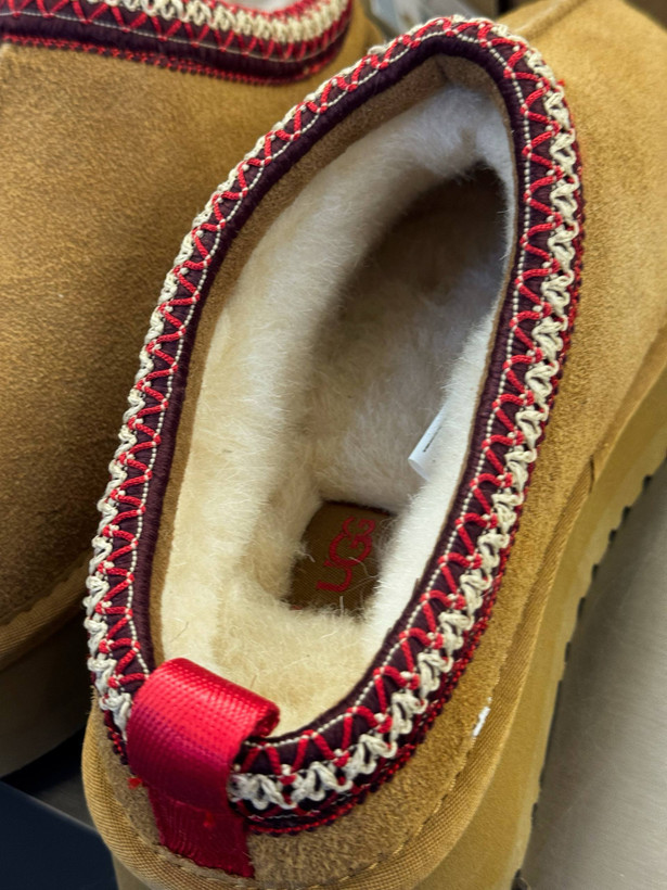 نمای آستر نرم و گلدوزی قرمز و کرم اسلیپر UGG Tasman II